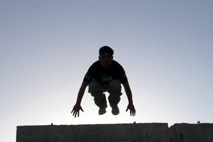 Homme Anonyme Effectuant Un Tour De Parkour Sur La Structure · Photo ... Homme Anonyme Effectuant Un Tour De Parkour Sur La Structure · Photo ...